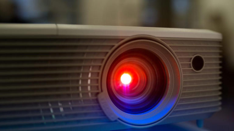 Über 200 Euro günstiger: Ultra-beliebter Kurzdistanz-Beamer mit 60Hz ...