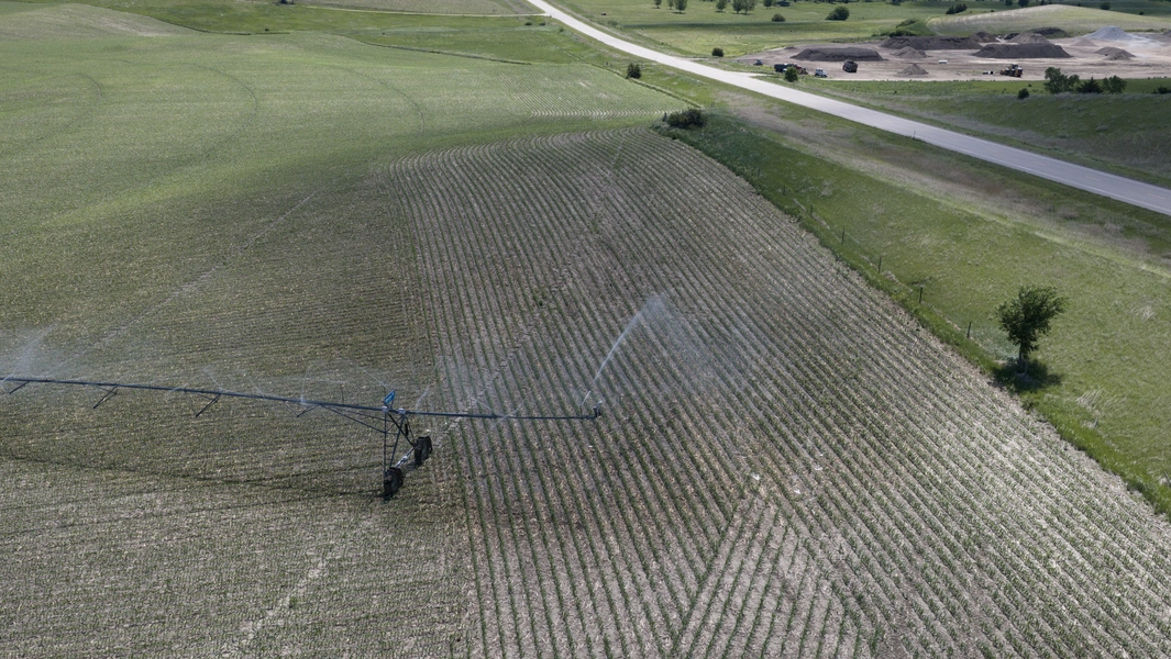 Global and US groundwater decline and its impacts