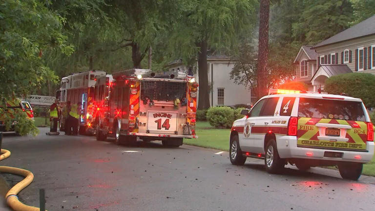 Fire crews tackle early morning blaze in south Charlotte