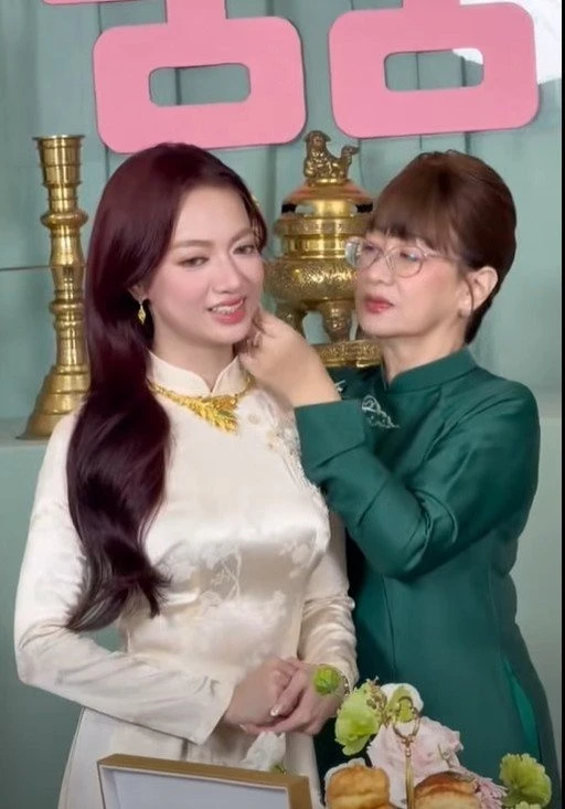 Xuân Nghi đeo vàng trĩu cổ