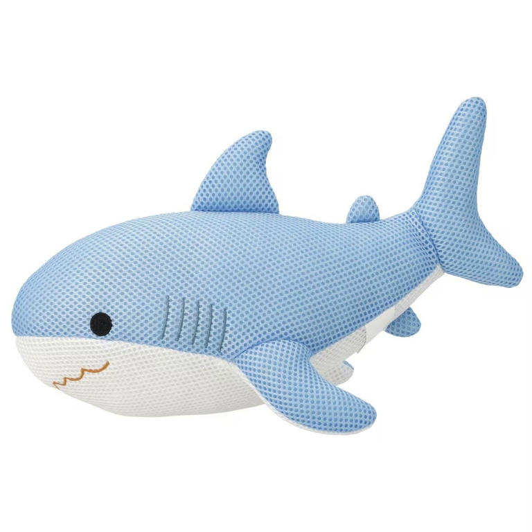 青と白のサメのぬいぐるみ 約30cm 洗濯機OK! ニトリの「サメぬいぐるみ」が水族館アイテムみたいで