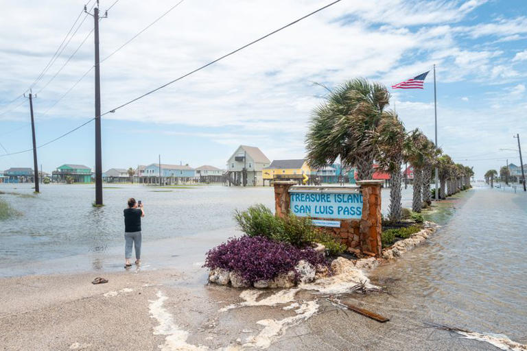 Texas residents issued urgent flash flooding warning as horrific storms ...