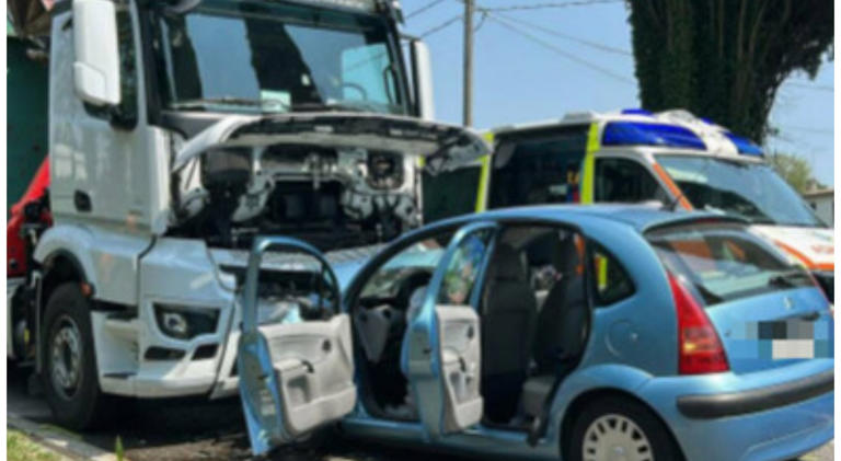 Schianto frontale tra auto e camion: ferite mamma e due figlie ...
