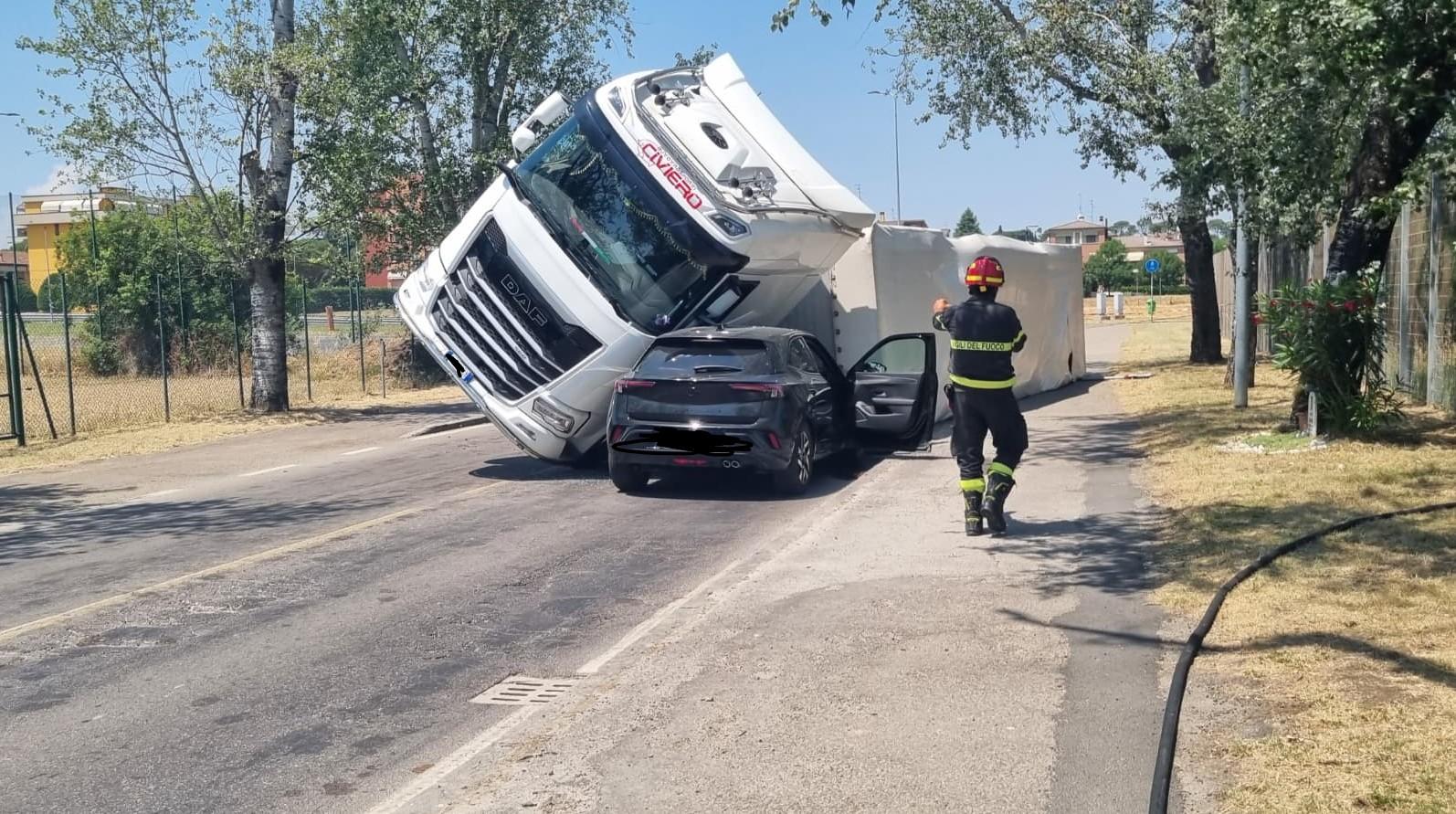 Autoarticolato si ribalta su un’auto, traffico in tilt alla rotatoria ...