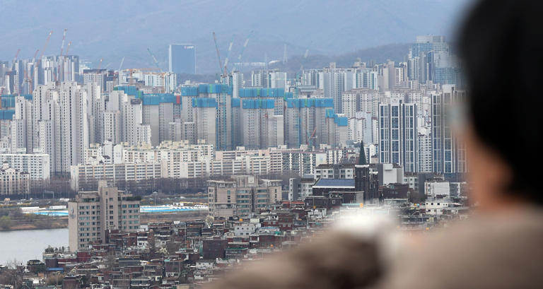 View of downtown apartments from Namsan in Jung-gu, Seoul. The Ministry of Planning and Budget announces on the 9th a 'marriage-friendly system reform plan' aimed at improving the so-called 'marriage penalty'. /Newsis