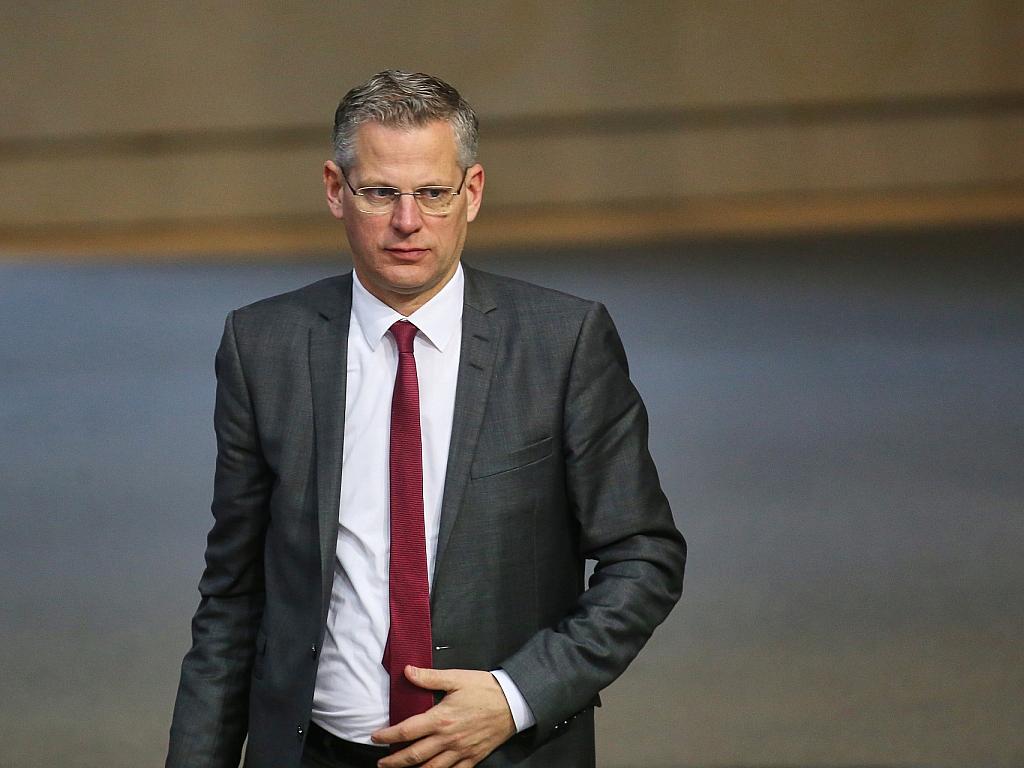 de-vries-warnt-nach-brandanschlag-auf-sein-auto-vor-linksextremen