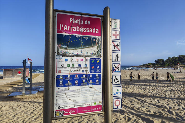 Un menor de 12 años muere ahogado en una playa de Tarragona y otros dos ...