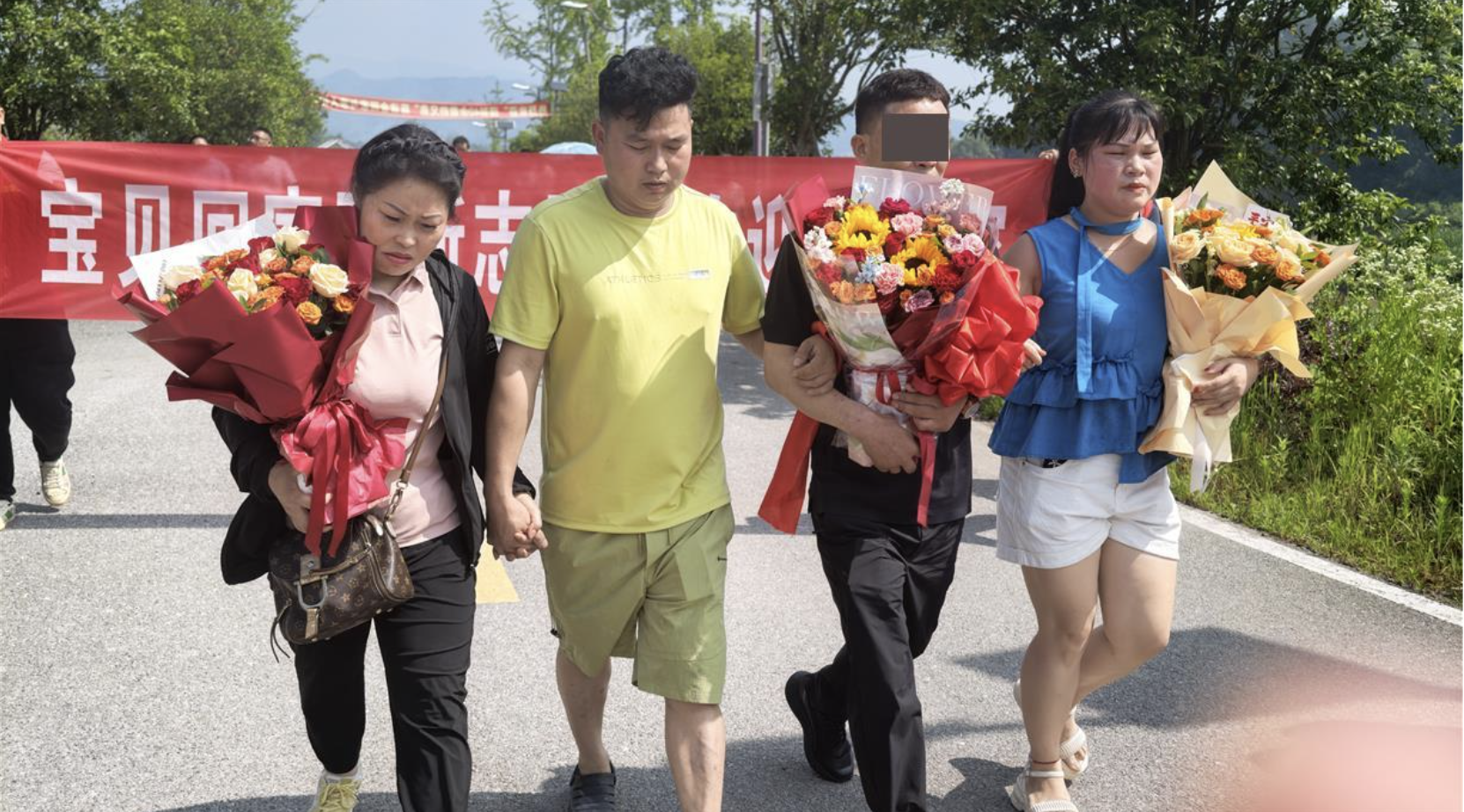 Chị em đoàn tụ sau 39 năm sống cách nhau 10 km