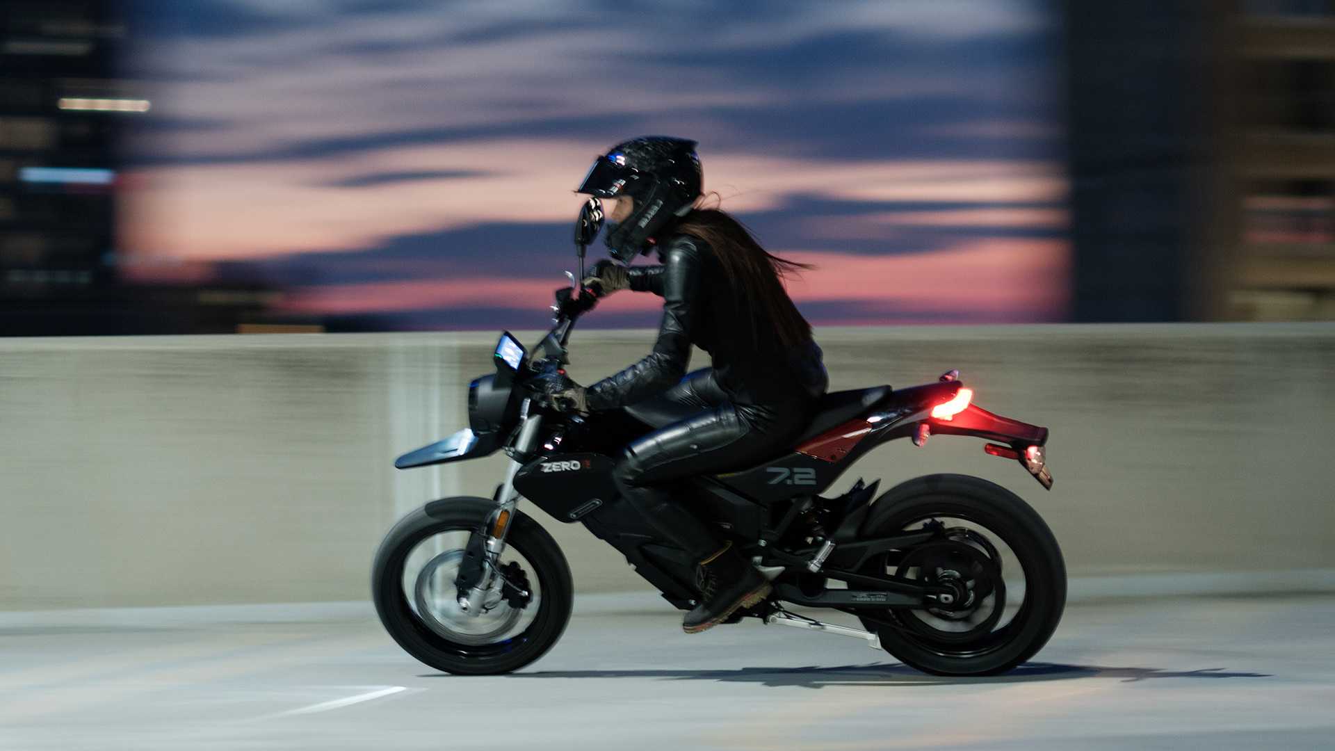 Black 2023 Zero FXE leaning into a turn