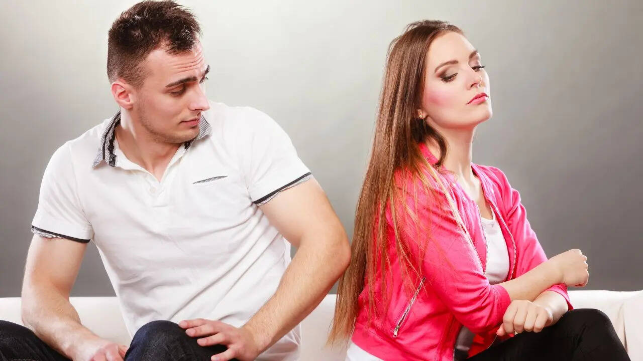 10 signs a couple is losing emotional intimacy