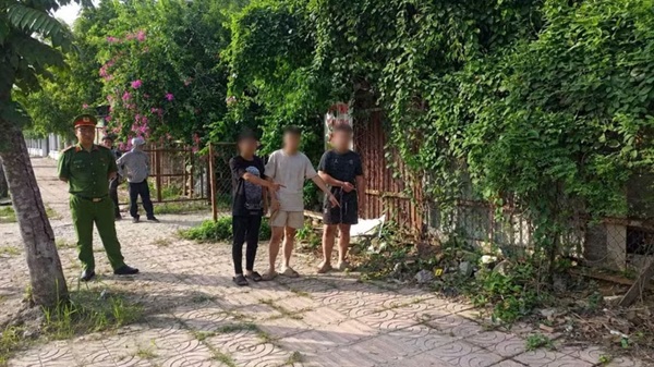 Công an Hà Nội triệu tập 3 thiếu niên dùng hung khí tấn công người đi đường