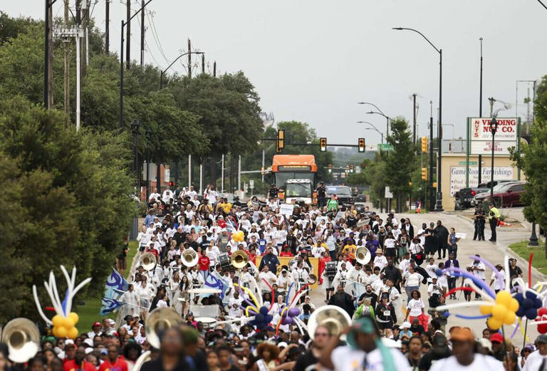 Hundreds come out during rainstorm to celebrate Juneteenth and honor ...