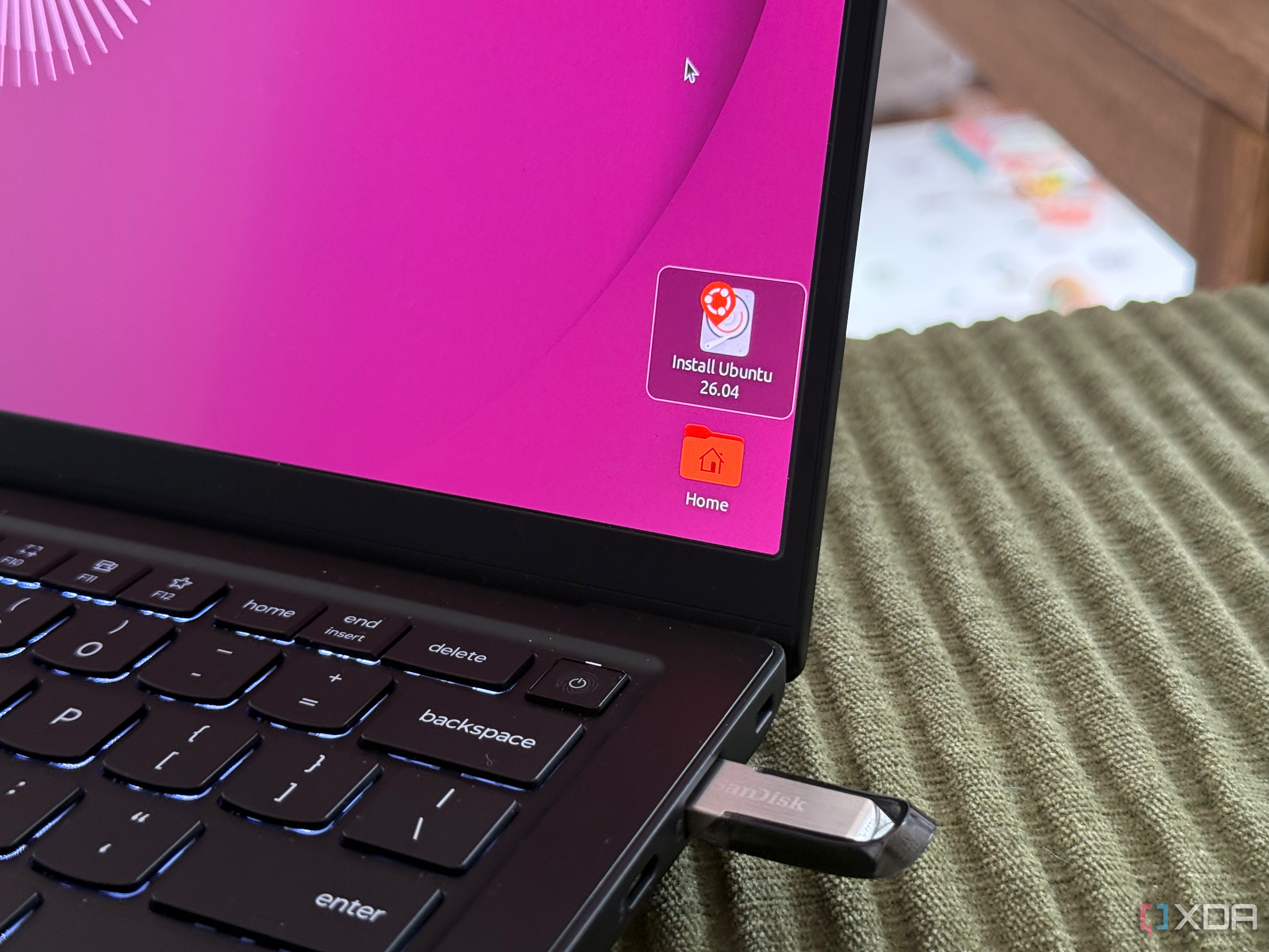 A photo of a laptop with a USB stick, ready to install Ubuntu
