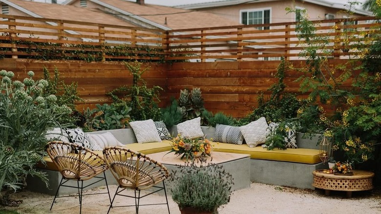24 beautiful horizontal fence ideas to add privacy and style to your yard