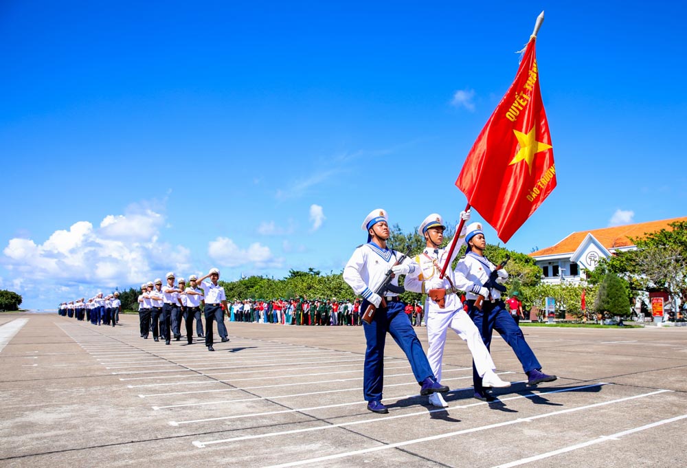Tác nghiệp giữa trùng khơi mang hơi thở Trường Sa về đất liền