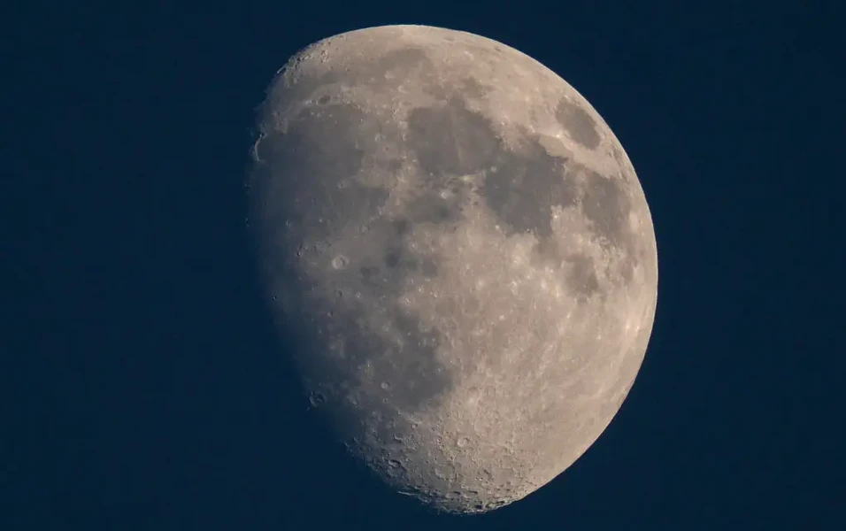 Oxford astrophysicist suggests alien relics may hide in moon dust