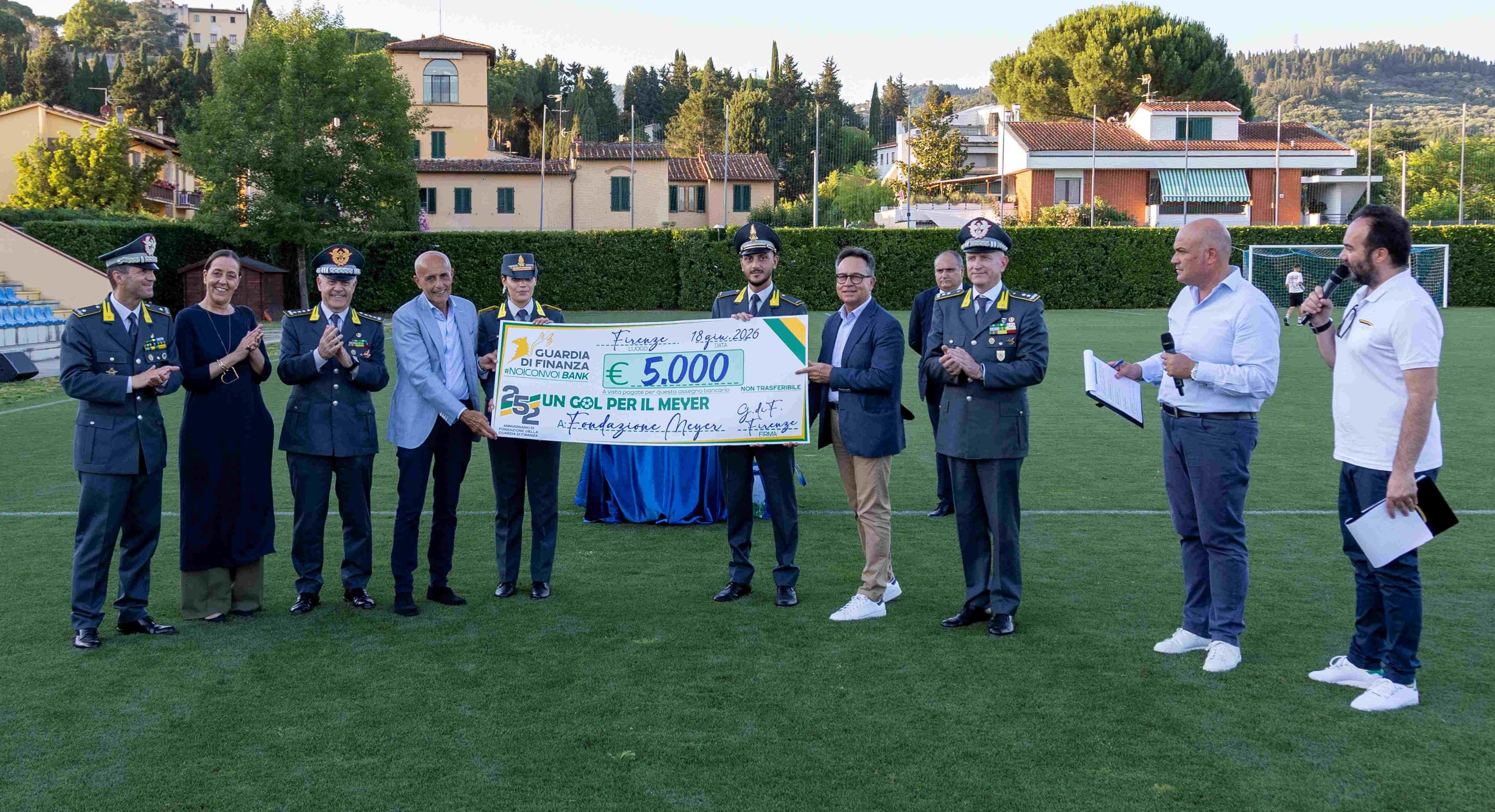Gol per il Meyer: la Guardia di Finanza in campo a Coverciano per la solidarietà