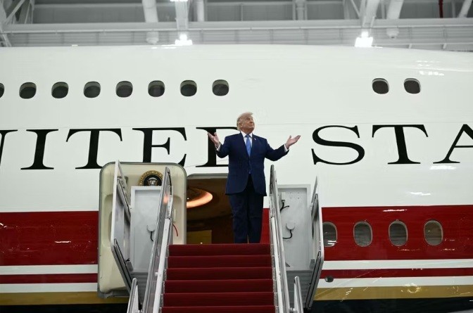Giữa tâm điểm tranh cãi, Tổng thống Trump giới thiệu mẫu Air Force One mới