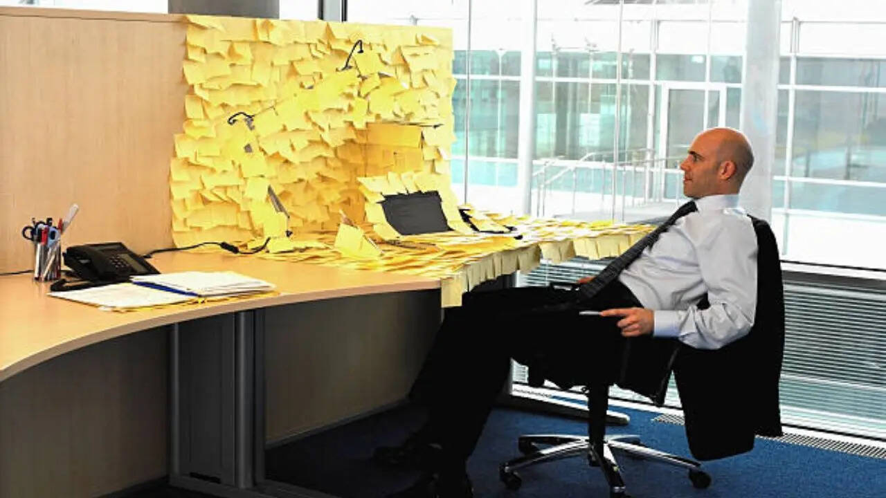 5 things Vastu says you should remove from your office desk immediately