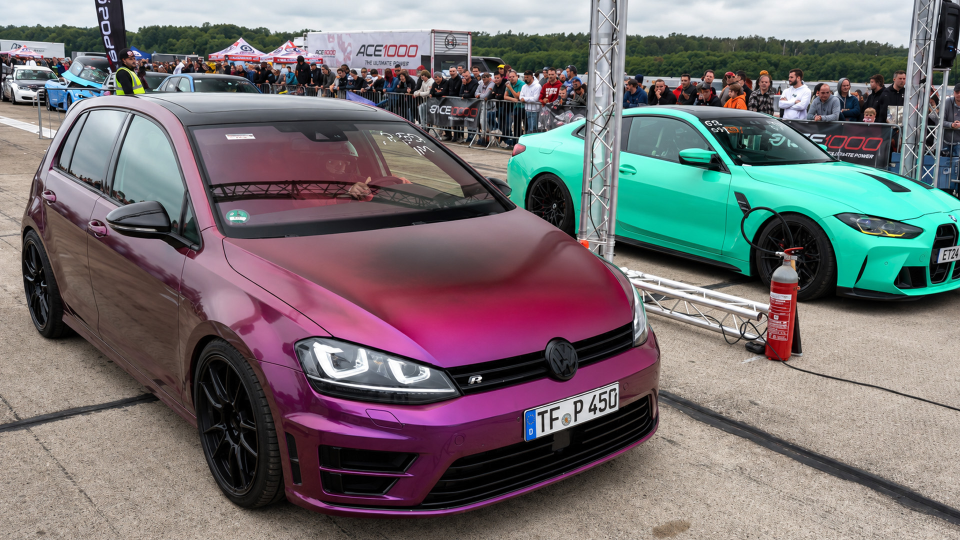 Kan een kleine hatchback op tegen een BMW met 1000 pk in een drag race?