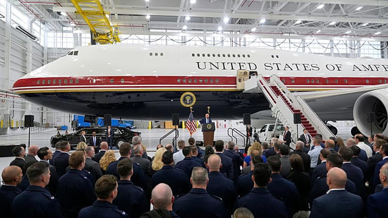 Donald Trump s'exprime après avoir visité l'avion présidentiel « Air Force One », récemment désigné comme tel, base militaire d'Andrews, dans le Maryland, le 19 juin 2026.