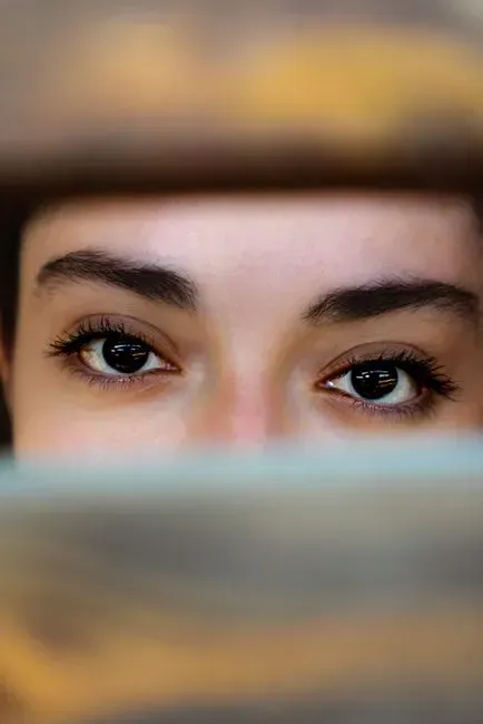 11 tiny body language shifts that secretly mean someone is intimidated ...
