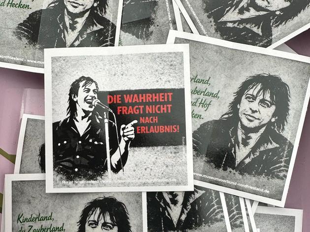 Rio-Reiser-Ausstellung zeigt roten Samtumhang aus „König von Deutschland“