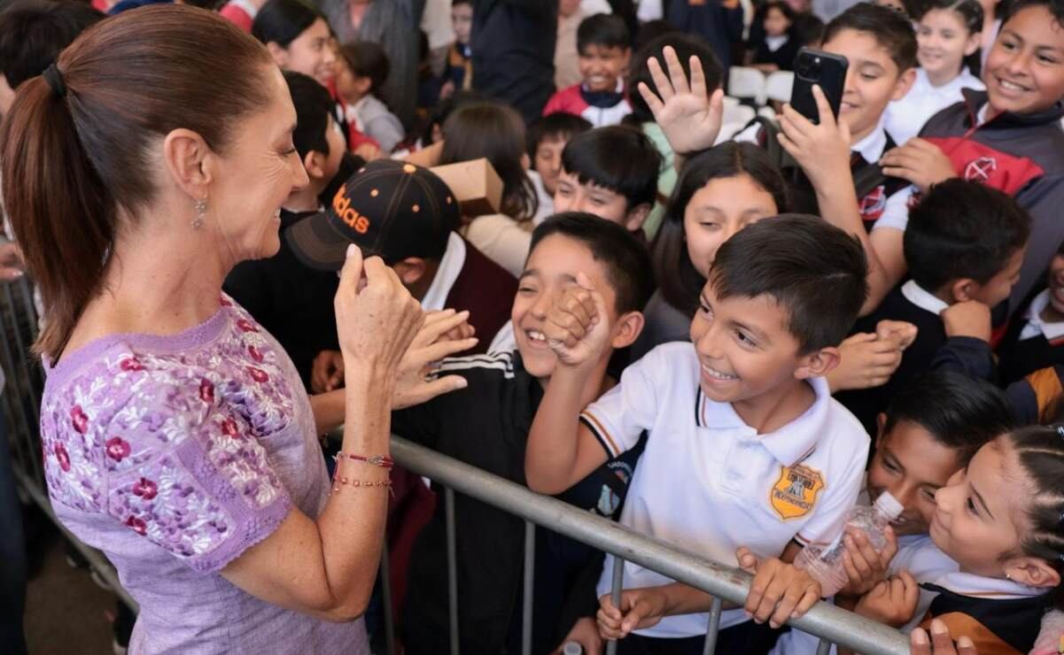 La presidenta de México, Claudia Sheinbaum, durante la entrega de tarjetas de la Beca Rita Cetina en Baja California. En el evento estuvieron presentes el secretario de educación pública, Mario Delgado, y la gobernadora Marina del Pilar. Foto: Presidencia