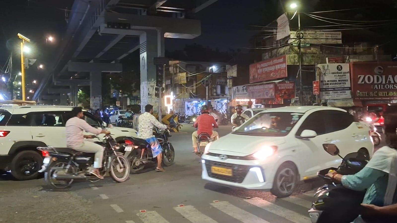 Traffic chaos at South Usman Rd junction endangers commuters