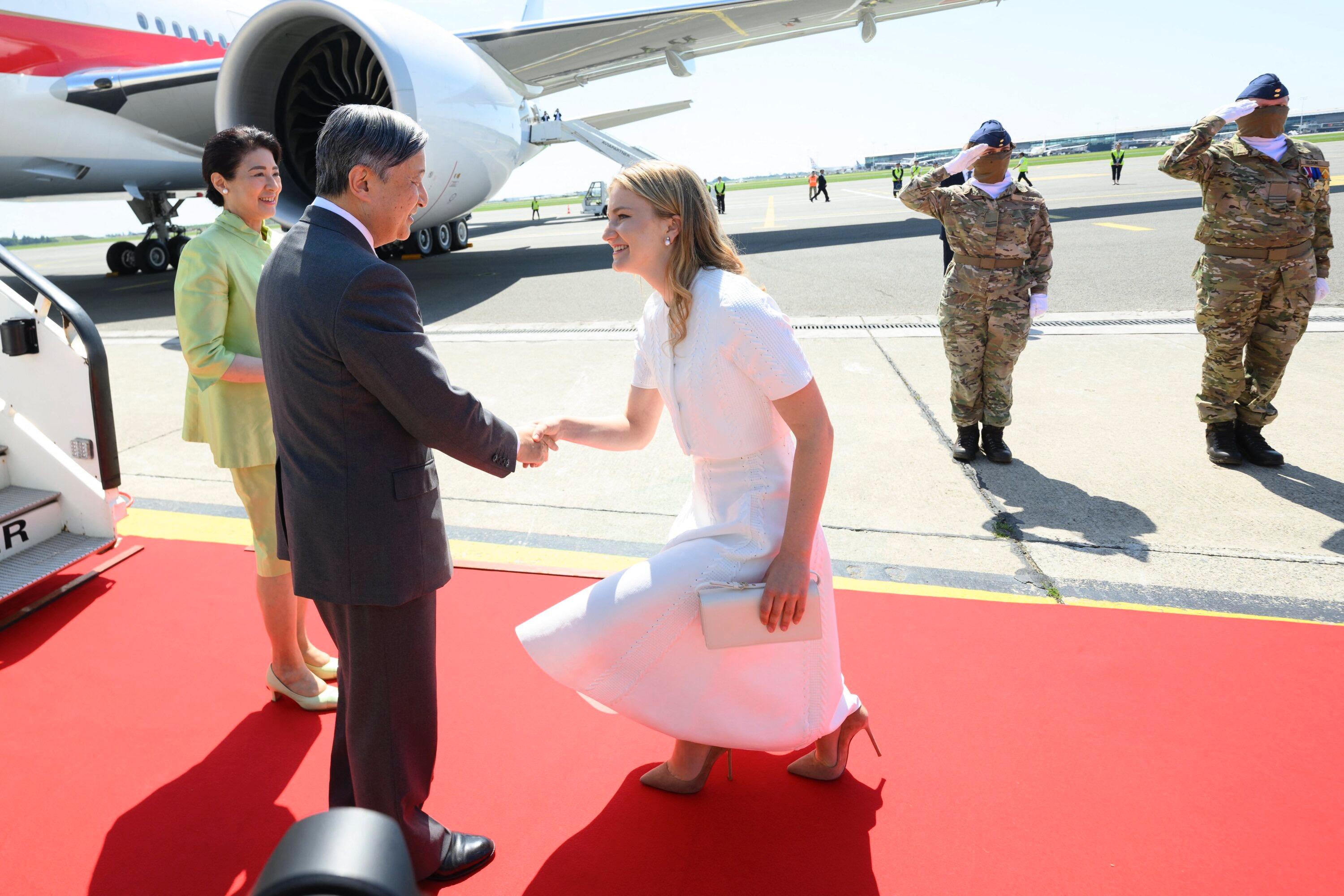 Face à l’empereur Naruhito et son épouse Masako, la révérence de la princesse Elisabeth de Belgique ne passe pas inaperçue