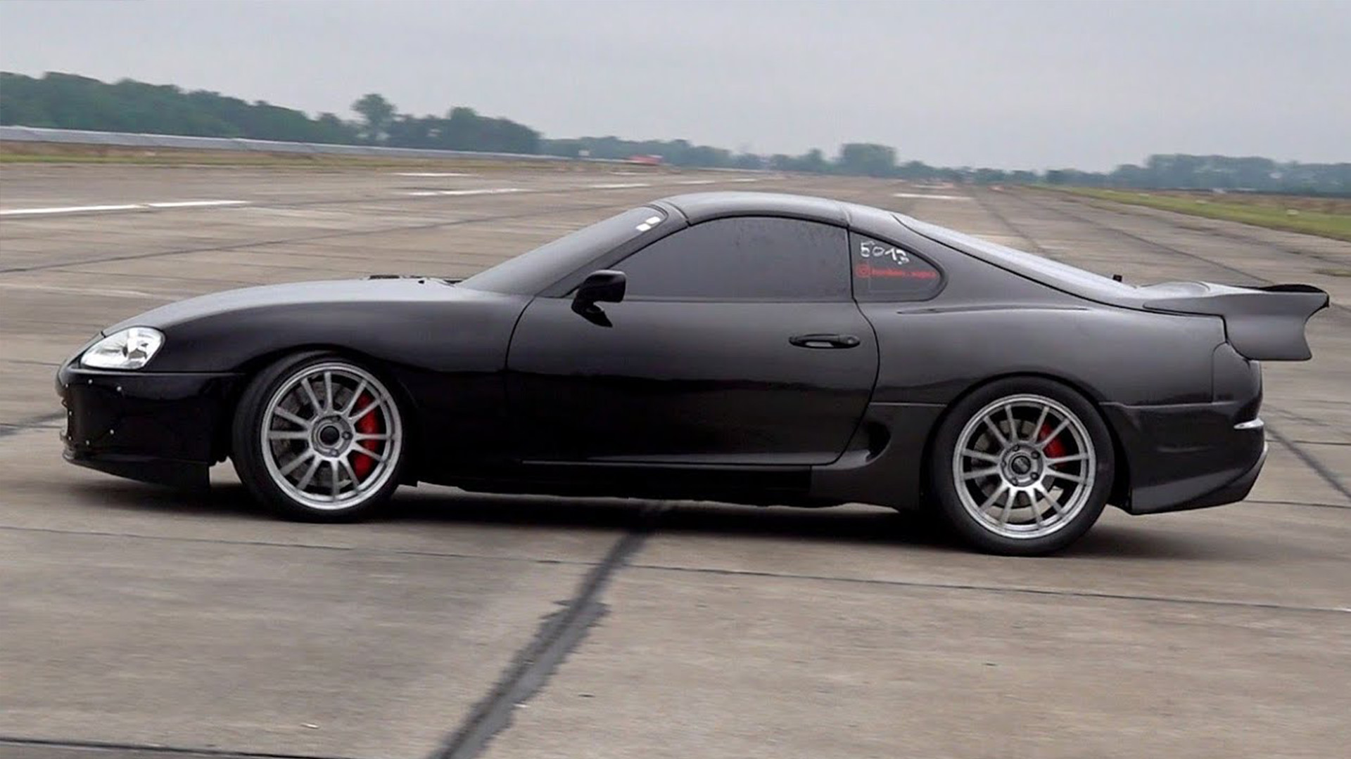 1400馬力のトヨタ スープラ MK4が全開加速で305km/hに到達