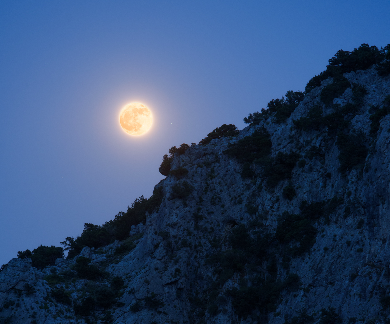 The sky this week from June 26 to July 3: A sweet June strawberry moon