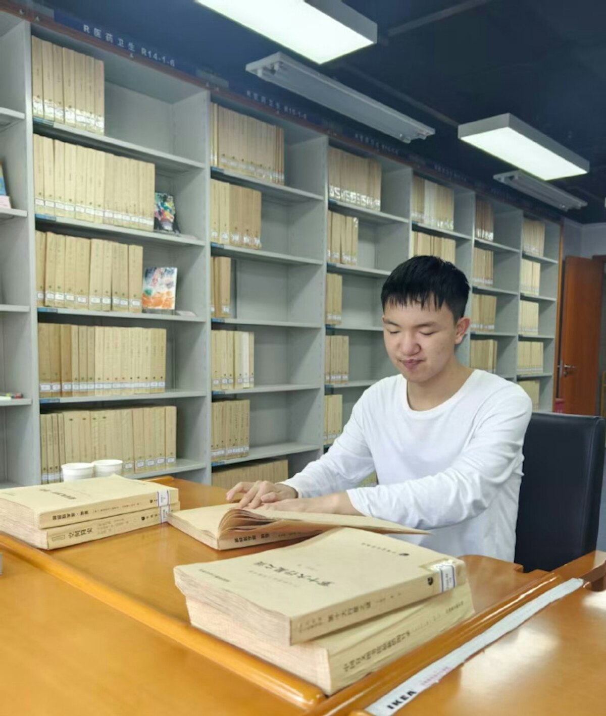 Từ cậu bé bị họ hàng chọc mù mắt đến thủ khoa đại học