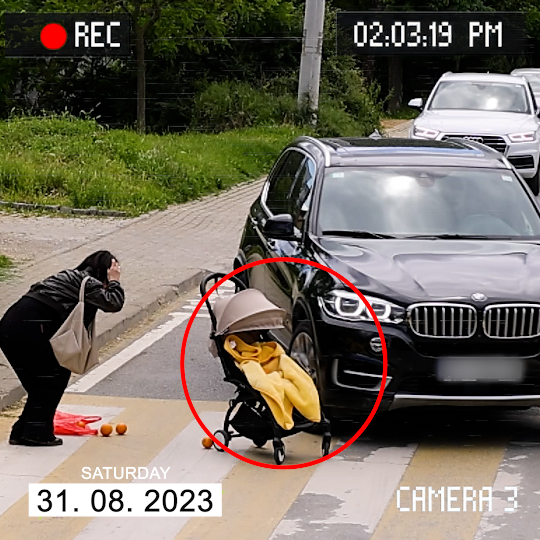 Kind driver stops the traffic to help this mom cross the road 🥹