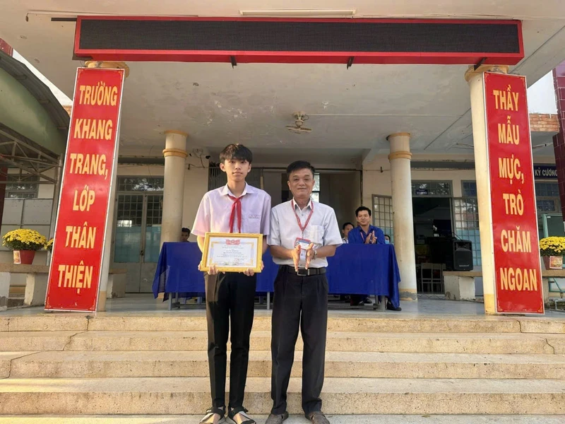 Tuyển sinh vào lớp 10: Nam sinh Tây Ninh đạt 3 điểm 10 nhưng lại bất ngờ với điểm văn