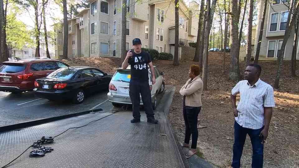 Woman cries over her cars - then the tow driver throws the truth in her ...