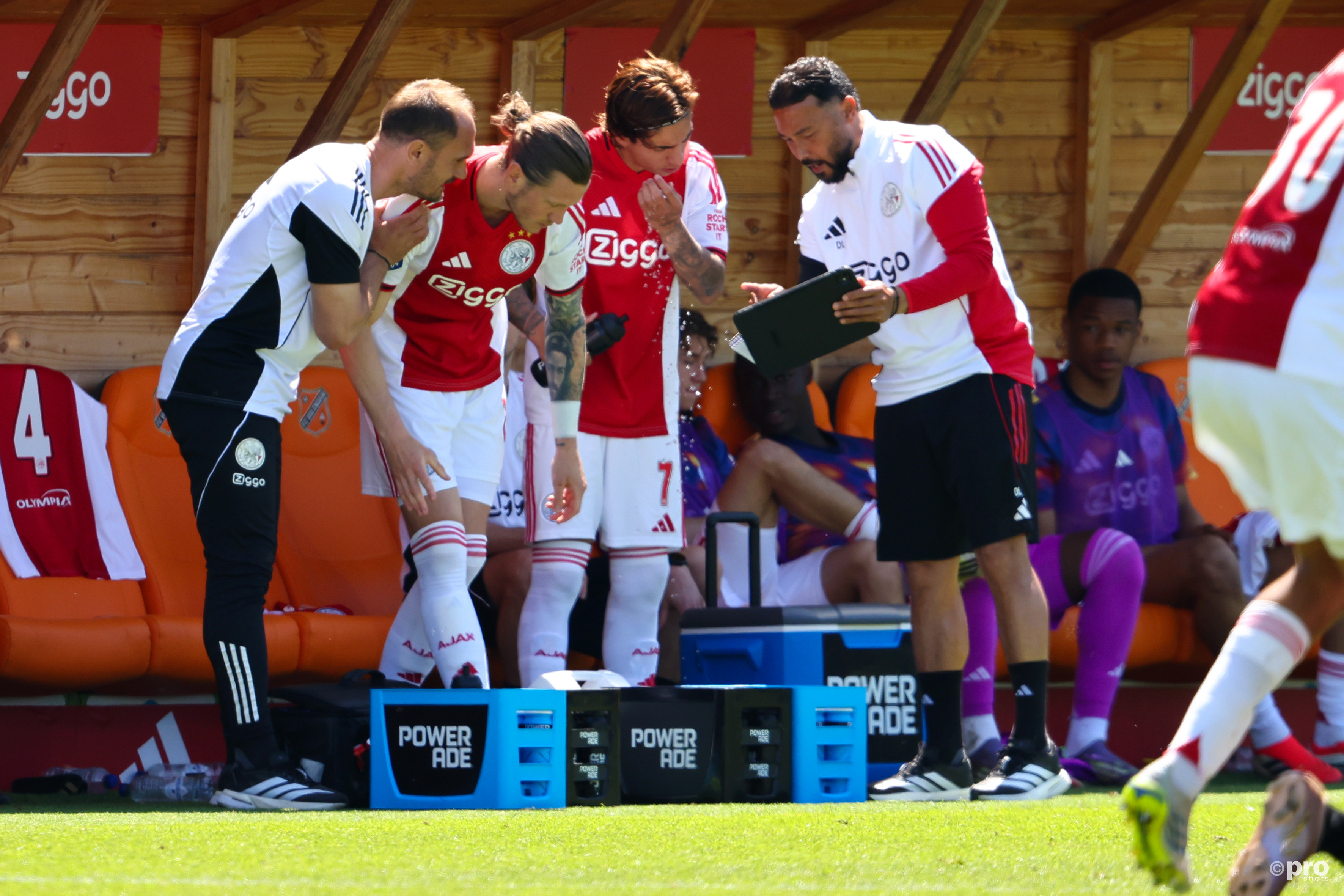 Ajax selecteert door in staf: ook twee oud-spelers verlaten de club