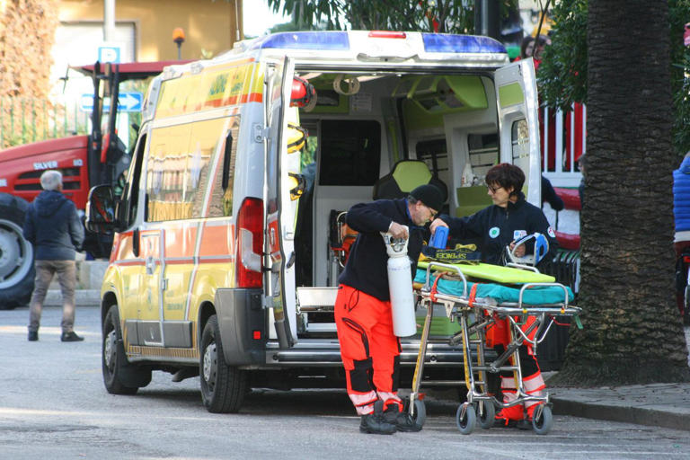 Salò, ha un malore mentre va sullo scooter: cade e muore a 27 anni