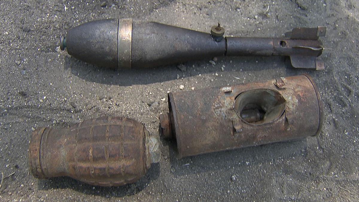 Aparece un obús de la Guerra Civil en una vía de servicio de la A-2 en ...