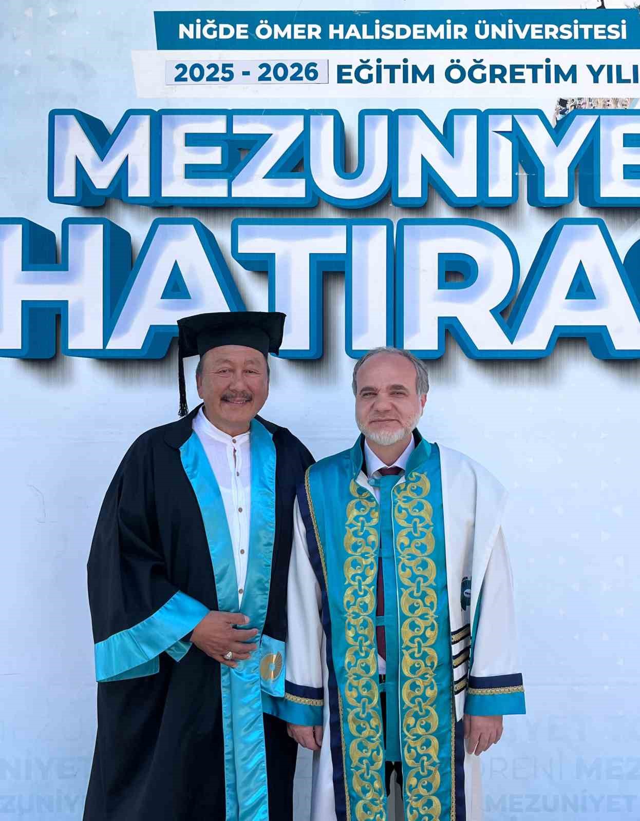 MUSTAFA KÖK (SOLDA) 64 YAŞINDA ÜNİVERSİTEDEN MEZUN OLDU