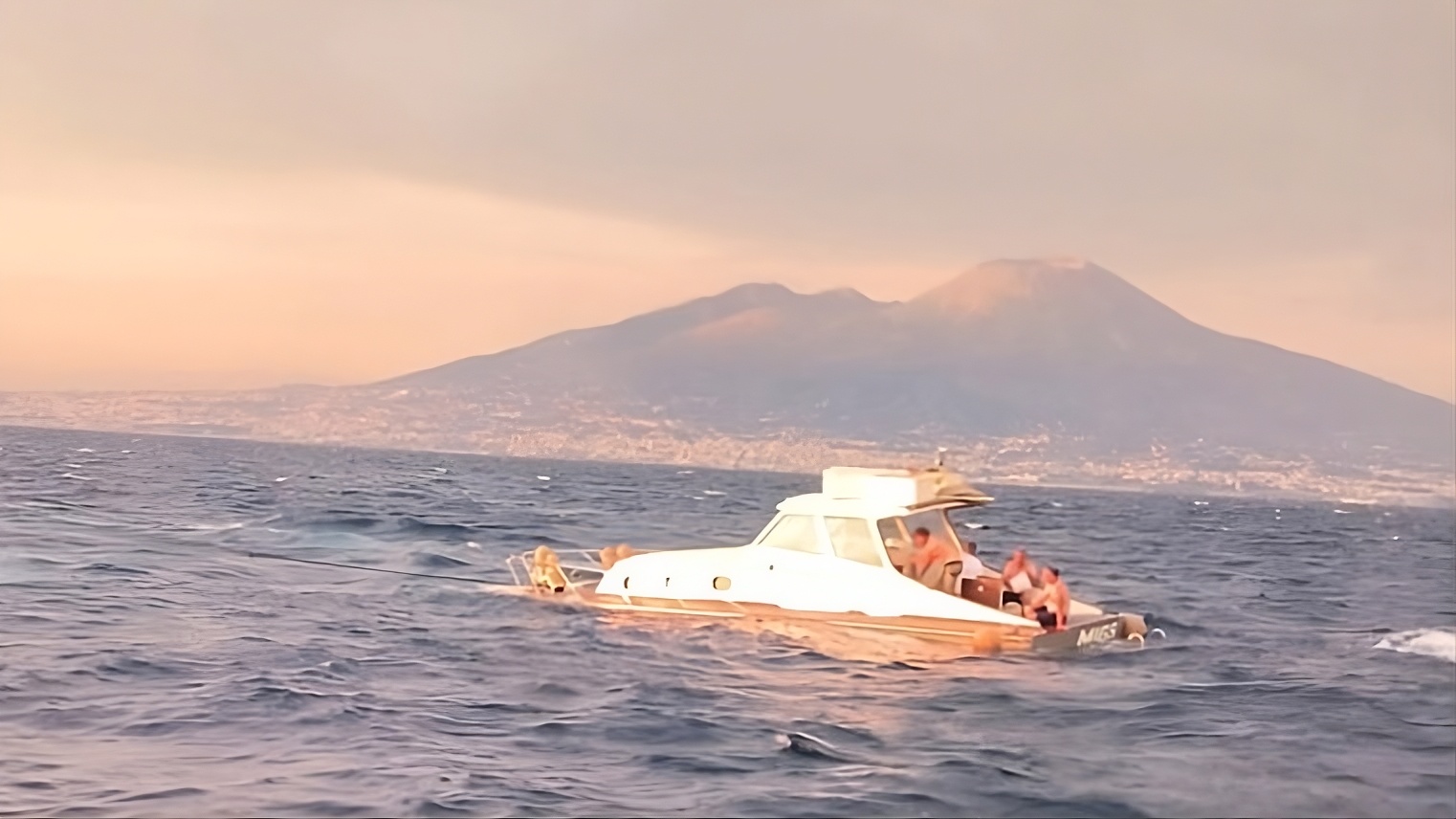 Barca affondata nel mare di Torre del Greco, a bordo 4 persone: cosa è ...