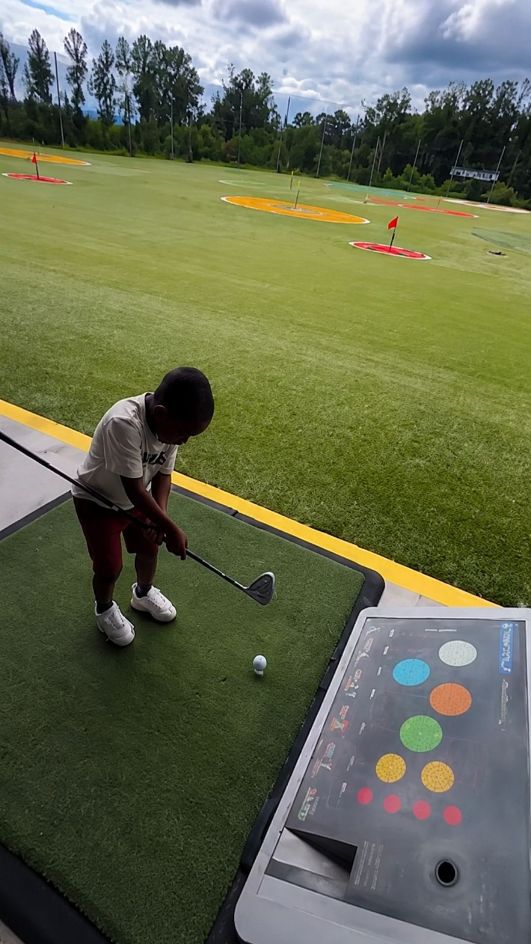 lamine-yamal-s-little-brother-keyne-playing-golf-at-topgolf