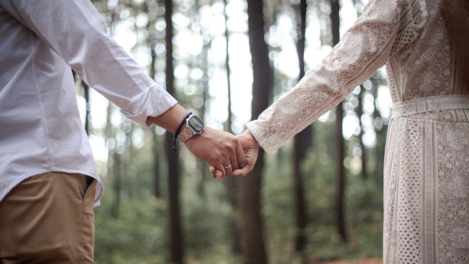 10 things married men should never do around another woman