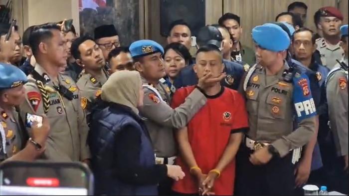 WAJAH DITAHAN - Taufik Hidayat (baju oranye), pelaku penyekapan dan penganiayaan, saat dihadirkan dalam konferensi pers yang digelar di Polda Jawa Barat, Jumat (26/6/2026). (Tribun Jabar/Muhamad Nandri Prilatama)