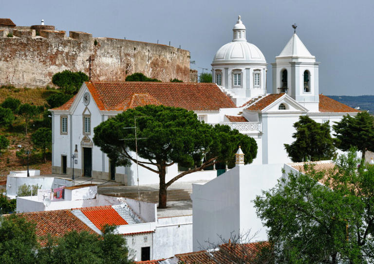 Playas kilométricas (literalmente) y un castillo medieval: el pueblo a cinco minutos de España más tranquilo del Algarve 