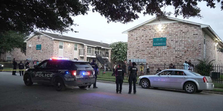 Four shot in east Houston apartment complex dispute over trash, police says