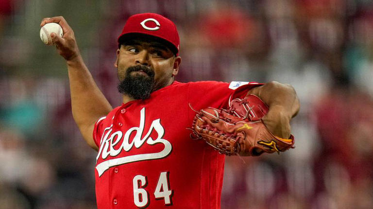 Cincinnati Reds outfielder leaves game vs. Pirates with injury