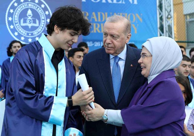 Erdoğan'ın torunu mezun oldu! Diplomasını bizzat kendi verdi