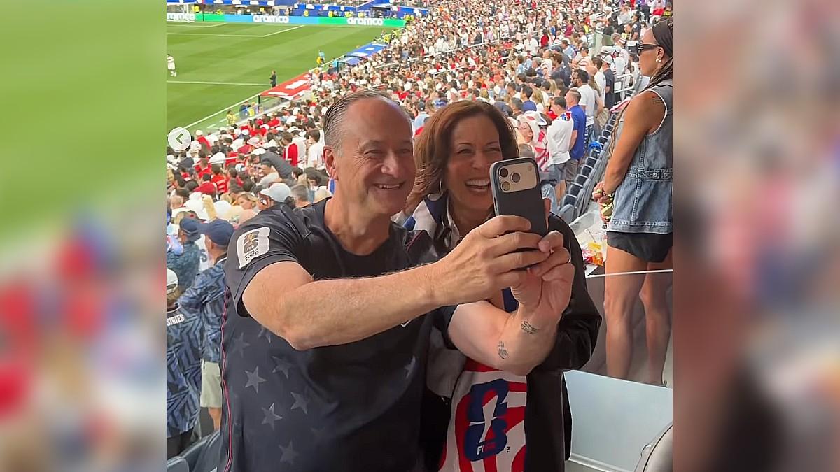 Ex-VP Kamala Harris and husband Douglas Emhoff all smiles at the World ...