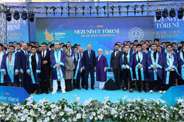 Erdoğan'ın torunu mezun oldu! Diplomasını bizzat kendi verdi